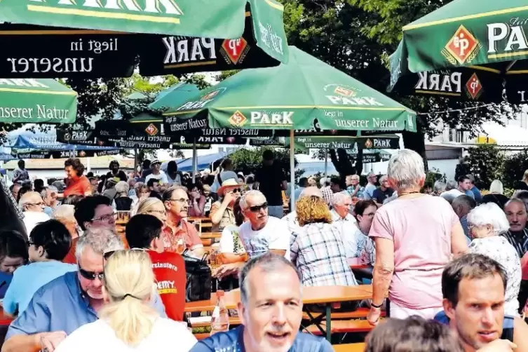 Wird zu einem schönen und großen Biergarten: der Lindenpark in Heltersberg.