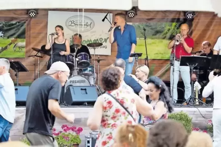 Geht in die Beine: die Musik der Klimmer Band. Beim Auftritt am Bremerhof wurde entsprechend ausgiebig getanzt.