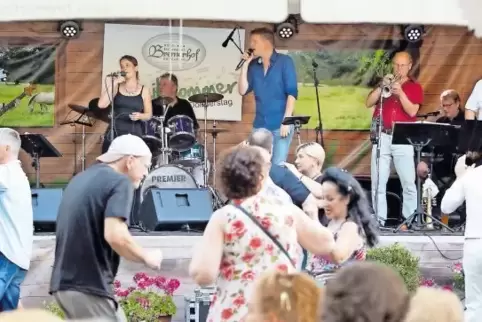 Geht in die Beine: die Musik der Klimmer Band. Beim Auftritt am Bremerhof wurde entsprechend ausgiebig getanzt.