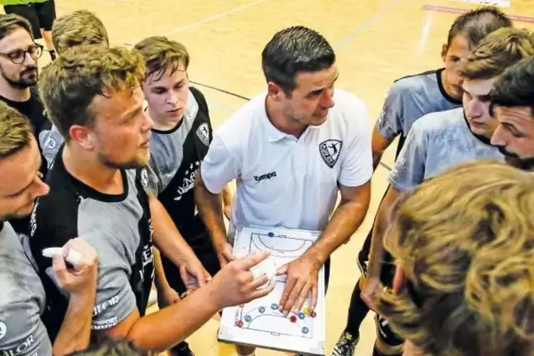 Fokussiert: Trainer Marco Sliwa und sein Team beim Timeout im Testspiel gegen die Eulen Ludwigshafen.