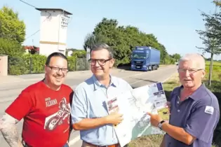 Stören sich am Lastwagenverkehr durch Lingenfeld: (von links) Volker Wollensah, Michael Quinten und Bertram Steinbacher. Auf der