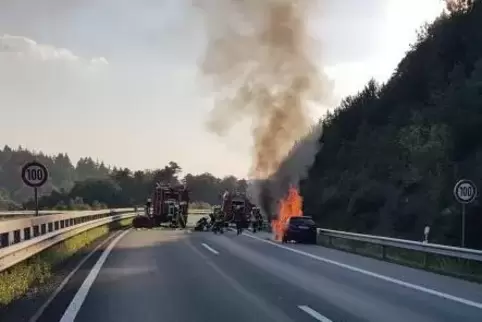 Noch einer: Auf der A63 bei Kaiserslautern brannte amSamstagabend ein Auto. Foto: Polizei