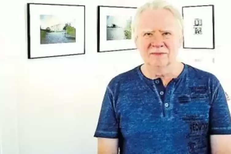 Der Künstler, umrahmt von seinen Werken: Fotograf Günther Wilhelm stellt in Ramstein aus.