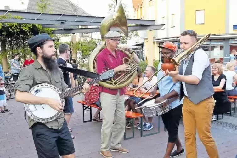 Reverend Krug und die B-Jugend spielten auf dem Schillerplatz vor dem Eiscafé auf.