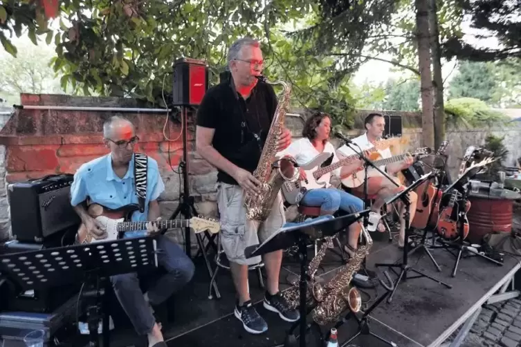 Ein schattiges Plätzchen hatte das Arlo Trio im Chalet-Biergarten.