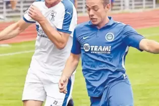 Im Zweikampf: Nicolai Enzenauer (links/TSG) und Kevin Nowak beim Spiel der TSG Deidesheim gegen Schifferstadt.