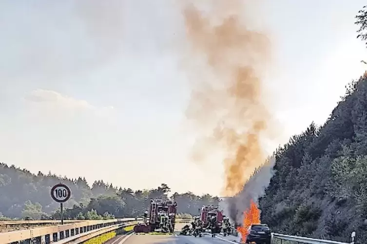 Das Fahrzeug brannte lichterloh, die Feuerwehr hatte den Brand schnell im Griff.