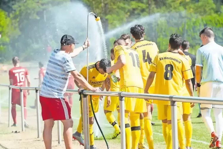 Willkommene Abkühlung: Die Gartendusche am Spielfeldrand war heiß begehrt.