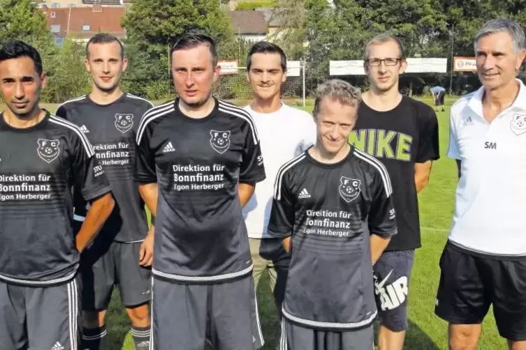 Trainer Stefan Motsch (rechts) setzt beim FC Kleinsteinhausen auf diese Neuzugänge (von links): Bülent Toprak, Carsten Holz, Mar