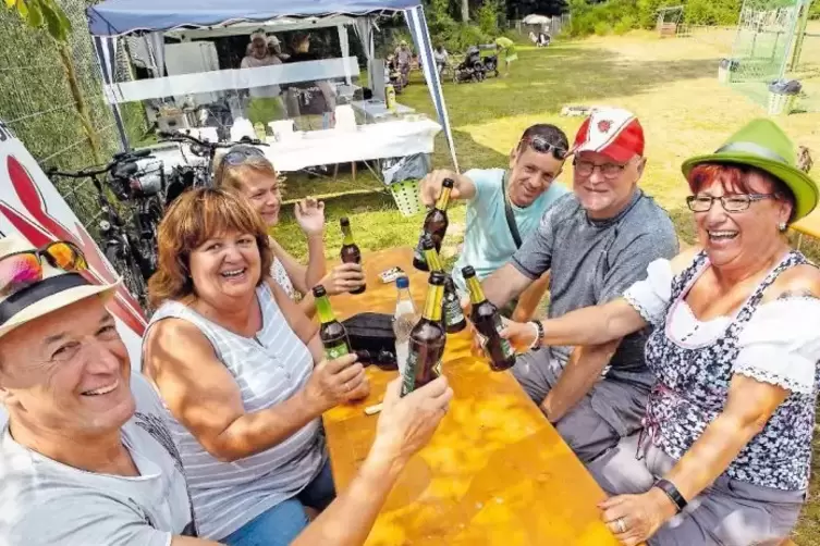 Prost! Die Familien Kämmer, Diemer und Falco sind bei der „Entdeckertour“ gemeinsam von Hochspeyer zum Sportplatz des SV Fischba