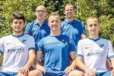 Jascha Prinz (hinten links) und Stephan Hetterich (daneben) bilden das neue Trainerduo des TuS Sausenheim. Vorn drei der Neuzugä