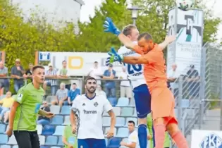 Dieser Kopfball von Dennis Krob hätte das 3:2 bringen können, doch der Ball flog an Ulms Torhüter Christian Ortag vorbei an die