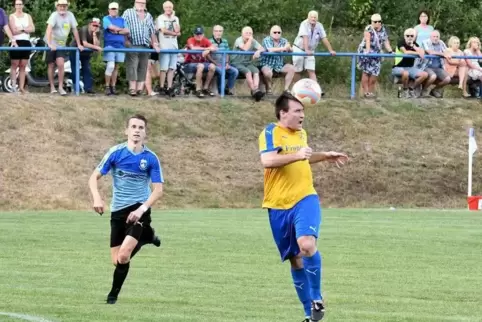 350 Zuschauer erlebten, wie hier der Bundenthaler Philipp Seibel vor Fabian Zwick vom SV Hinterweidenthal klärte. Foto: Buchholz