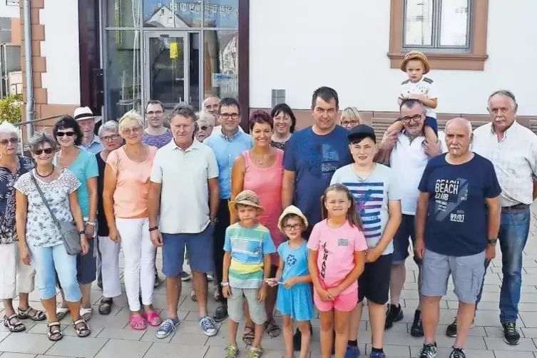 Vor dem sanierten Rathaus stellten sich die Teilnehmer zum Gruppenbild auf.