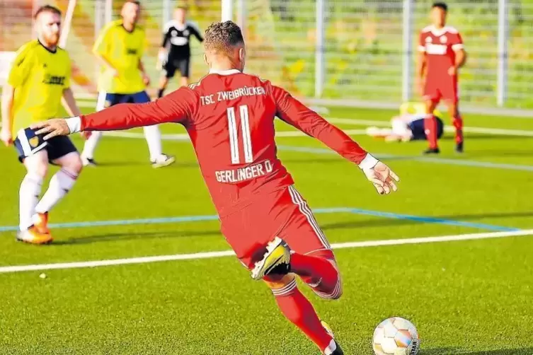 TSC-Spieler Dennis Gerlinger (Nummer 11) nimmt Maß, das 3:0 ist in der 49. Minute unterwegs. Rund 130 Zuschauer sahen gestern in