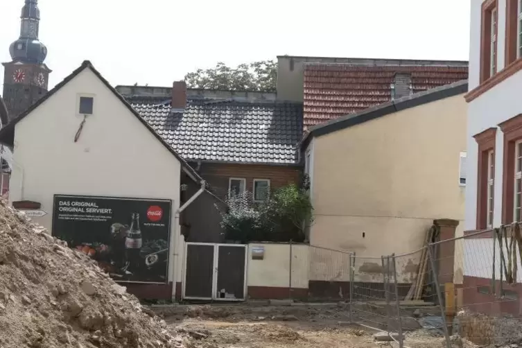 Vor der Alten Lateinschule (rechts) liegt ein großer Haufen Erdmaterial, der auf Entsorgung wartet. Foto: BENNDORF 