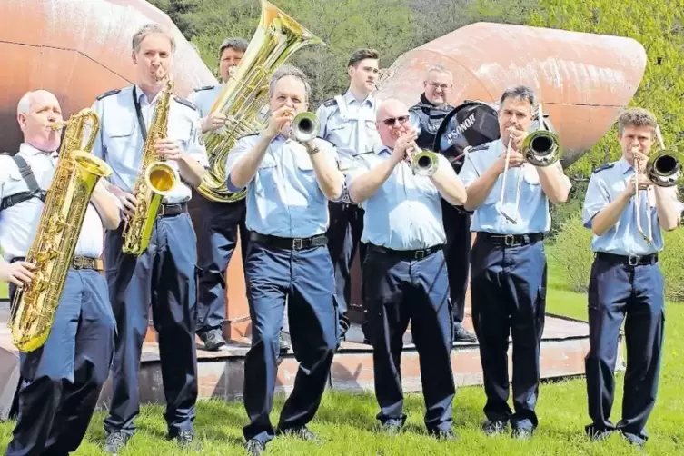 Musikalische Werbeträger: Joachim Lösch (Bildmitte, mit Trompete) und die Men in Blue.