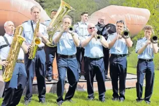 Musikalische Werbeträger: Joachim Lösch (Bildmitte, mit Trompete) und die Men in Blue.