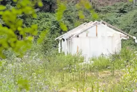 Im Stuhlbach-Tal gammeln hier und da verlassene Kleingärten vor sich hin. Da steht dann auch schon mal ein völlig zerfleddertes 