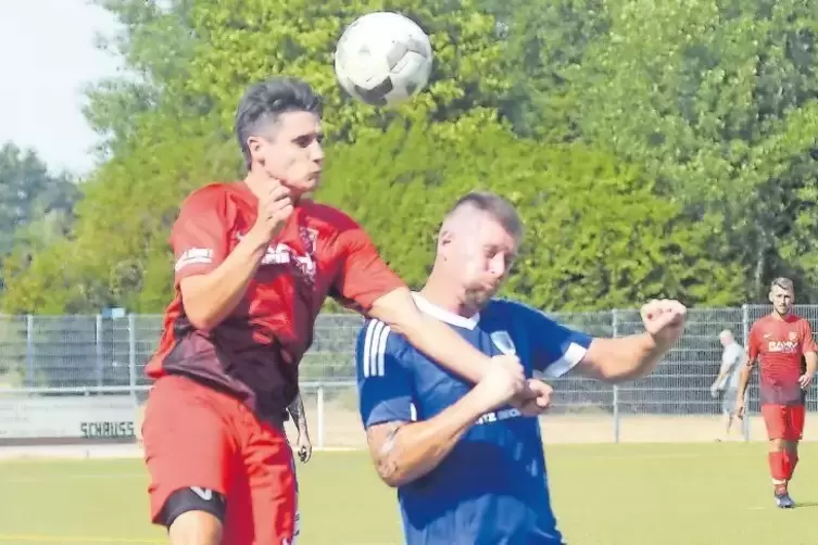 Bitteres Heimdebüt in der Bezirksliga: Der TuS Bolanden (in Blau Thorsten Ruppert) unterliegt dem SV Gundersweiler mit 0:7; link