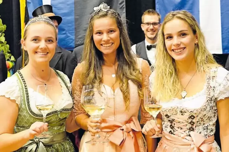 Strahlende Gesichter gestern Abend bei der Krönungsfeier: die neue Weinprinzessin Tamara I. (Mitte) neben ihrer Vorgängerin Lena