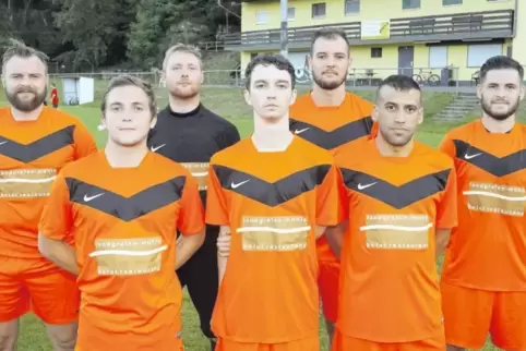 Auf diese Neuzugänge setzt Trainer Marco Lang (hinten rechts) in der am Wochenende beginnenden B-Klassen-Runde des VfL Wallhalbe