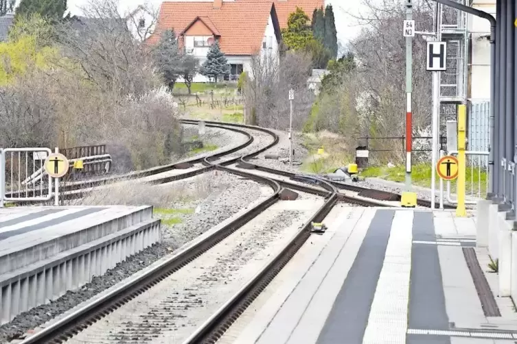 Im Bereich des Freinsheimer Bahnhofs sollen Schienenschmiereinrichtungen getestet werden.