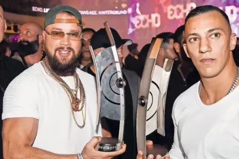 Sehen sich Antisemitismusvorwürfen ausgesetzt: die Rapper Kollegah (links) und Farid Bang bei der „Echo“-Preisverleihungsfeier.