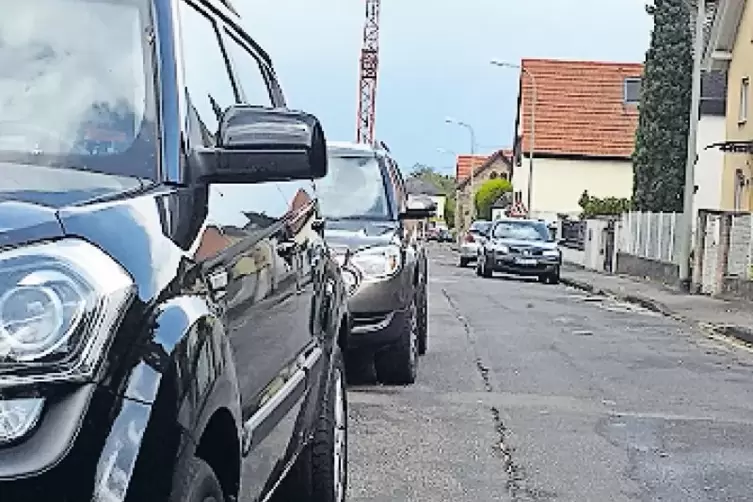 Parkende Autos im Röhrweidenweg.