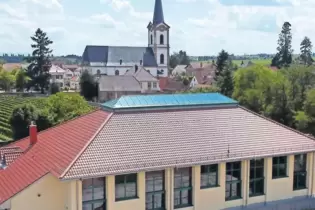 Von außen fertig, doch es fehlt der Boden: die Sporthalle in Edesheim.