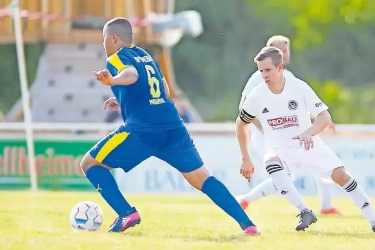 Der Haßlocher Ryan-Patrick Allen (weißes Trikot) wird von Freimersheims Mounir Habbouchi überlaufen. Doch die Nullachter siegen 