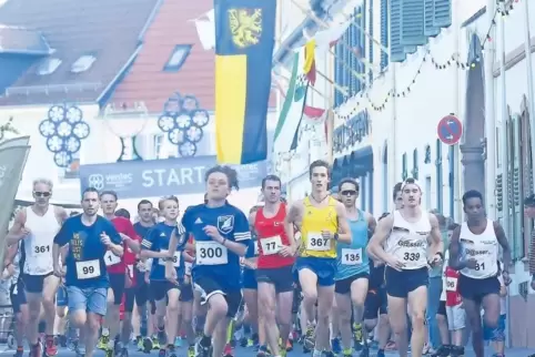 Die Nummer 300 prescht voran: Start beim Residenzfestlauf 2018 auf der Neuen Allee.