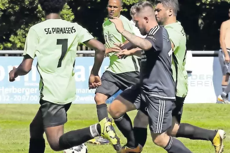 Auf dem Weg zum 5:1: Marco Karaleic (Zweiter von rechts) vom FC Kleinsteinhausen setzt sich gegen Dilavet Hasanzade (rechts) und