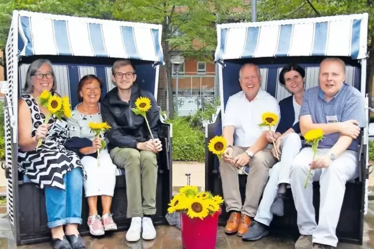 Auch bei Regenwetter sorgen Strandkörbe und Sonnenblumen für Sommerstimmung bei Christiane Vopat, Renate Morgenthaler, Simon Rap