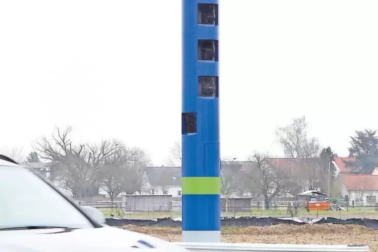 Wird nach Ansicht der Anwohner von Lastwagen durch die Hauptstraße in Hanhofen umfahren: die Mautkontrollsäule auf der Bundesstr