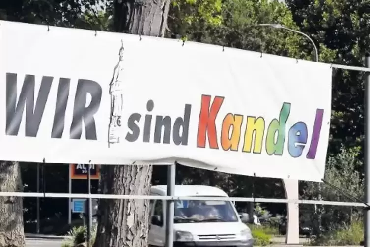 Die Banner des Kandeler Bündnisses „Wir sind Kandel“ rufen jetzt das „Frauenbündnis“ auf den Plan.