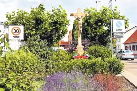 Das Kreuz bleibt dem Schifferstadter Platz erhalten. Grüner soll die Straßenecke werden, attraktiver für die Bürger. Es soll ein