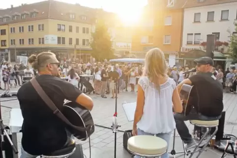 Zwar blieb Zweibrücken von Unwettern am Freitagabend verschont. Doch der starke Wind wehte beinahe den Bühnenpavillon von Lucky 