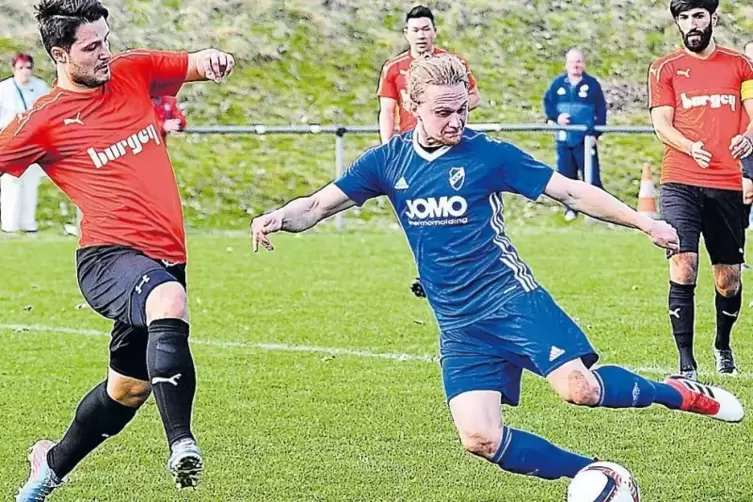 Tobias Leonhard (am Ball, hier in einem Spiel der Vorsaison gegen Rüssingen) hatte in Gonsenheim spät noch den Sieg auf dem Fuß.