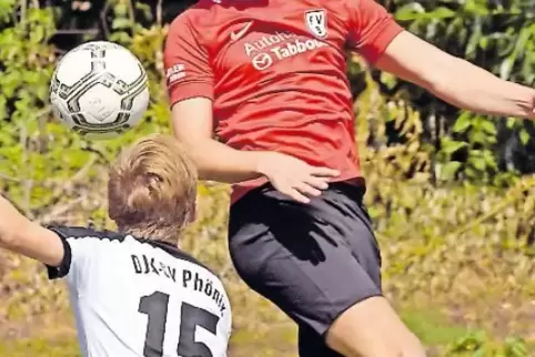 Jan Kalasch (rechts, Berghausen) im Kopfballduell mit dem Schifferstadter Nico Rutta.