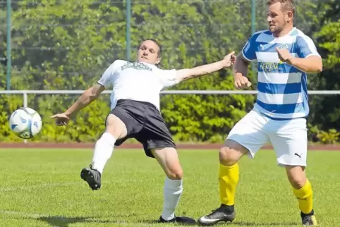 In Rücklage: Daniel Hoffmann (links) vom FV Münchweiler im Duell mit Christian Gessner vom PSV Pirmasens.