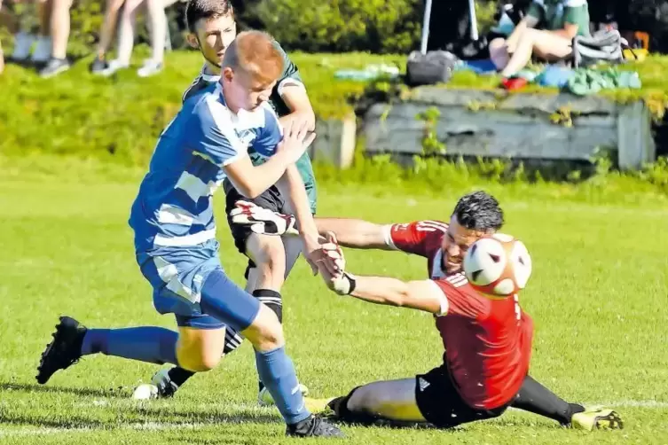 Maß genommen: Chance für Daniel Koch (Mitte) vom SV Lemberg. Links Luca Marius Jurentic vom FC Dahn, rechts Torwart Mohammad Al-