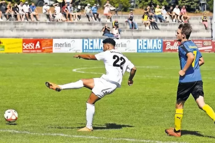 Quincy Henderson (beim Schuss), zu Saisonbeginn vom SC Hauenstein zum SV Morlautern gewechselt, erzielte gegen seinen alten Vere