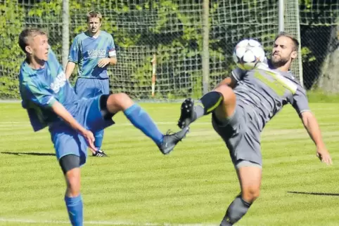 Schwer zu nehmender Ball: Nils Schlemmer (links) von der SG Finkenbach/Mannweiler/Stahlberg im Duell mit Florian Bauer von der T