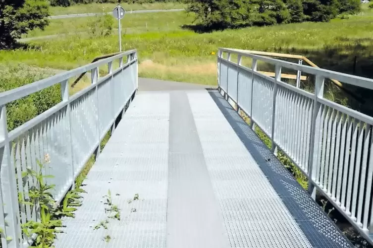 Sollten zuerst mit Granulat weniger rutschig gemacht werden, blieben dann aber, wie sie sind: Metallbrücken auf dem Radweg.