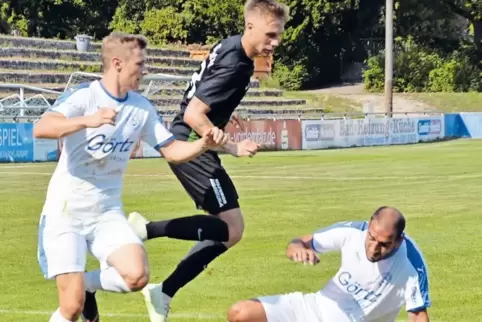 Neuzugang Alexander Dorn (Mitte, hier gegen Südwest Ludwigshafen) hat sich bisher gut in die Mannschaft des VfR Grünstadt eingef