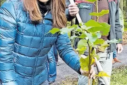 Im Schatten der Weltklasse-Sportlerin: Pflanzt Miriam Welte, hält sich auch Förster Klaus Platz gerne mal im Hintergrund.