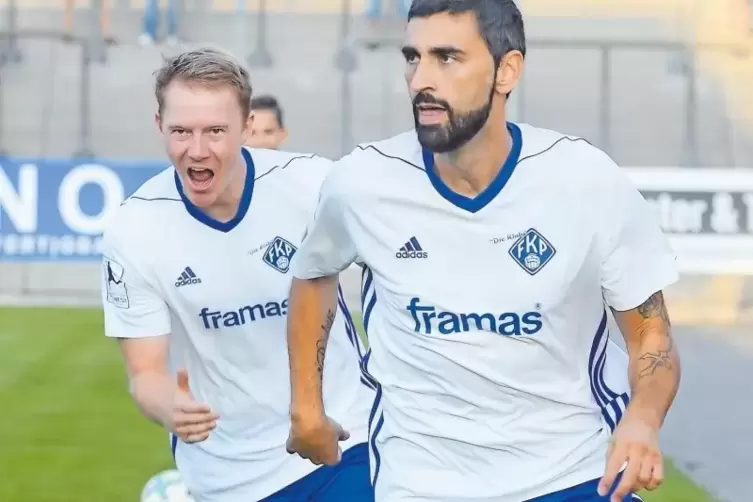 Die FKP-Torschützen: Dennis Krob (links) und Ricky Pinheiro, hier nach Pinheiros 1:0.