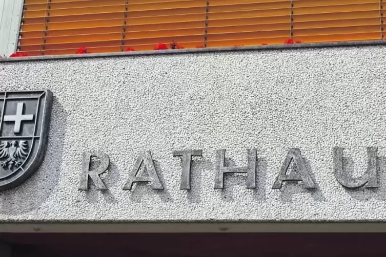 Noch ist an der Verwaltung in der Hauensteiner Schulstraße der Schriftzug „Rathaus“ zu lesen. Nach der Fusion mit dem Dahner Fel