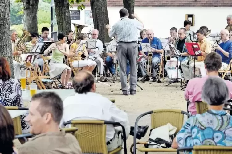 Benefizkonzert im Frankenthaler Strandbad 2010 unter der Leitung von Egbert Lewark. Der Trompeter und Musikpädagoge ist seit 200